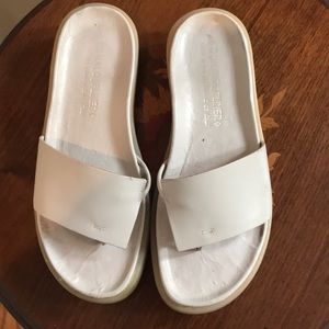 Creme Donald Pliner Sandals